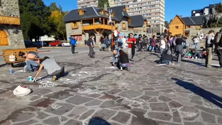 Arrojaron aguarrás y aceite para que no pintaran pañuelos blancos en Bariloche