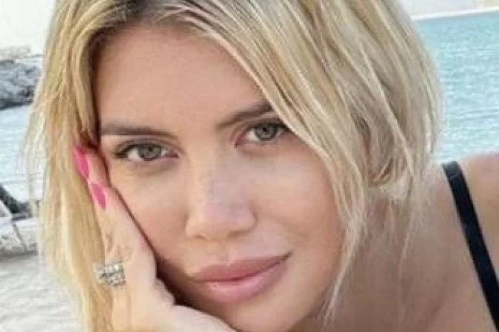 Wanda Nara posó con un body escotado y transparente jugando al límite