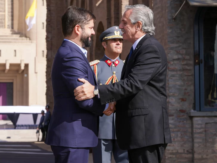 El Abrazo de Maipú empuja un acercamiento de Alberto y Boric