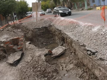 Peligro en una calle que colapsó por la mala compactación en obra de cloacas