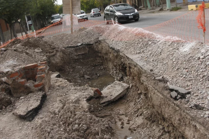 Peligro en una calle que colapsó por la mala compactación en obra de cloacas