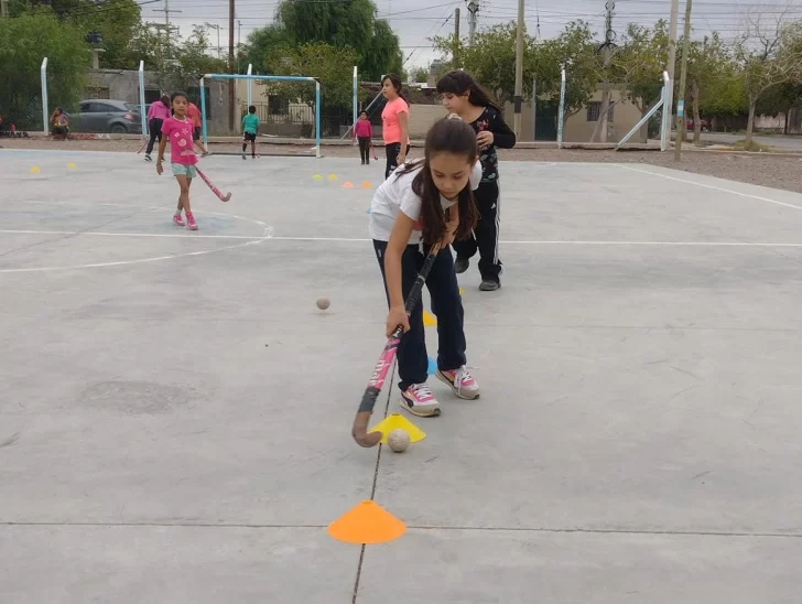 Largaron las clases gratis de hockey