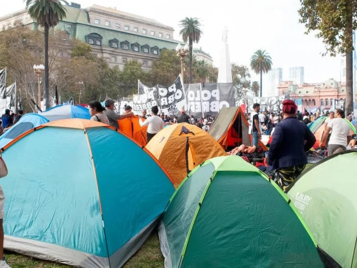 Piqueteros instalaron en Plaza de Mayo sus carpas: cortes y caos