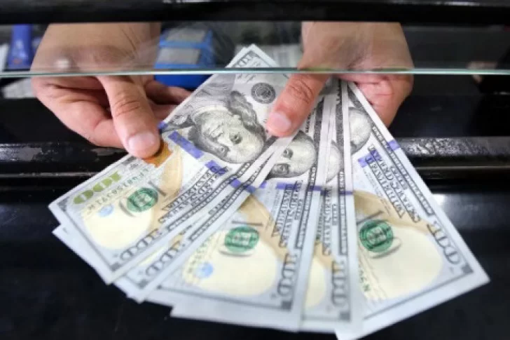 Otro fuerte avance del dólar blue, que cerró en 418 pesos