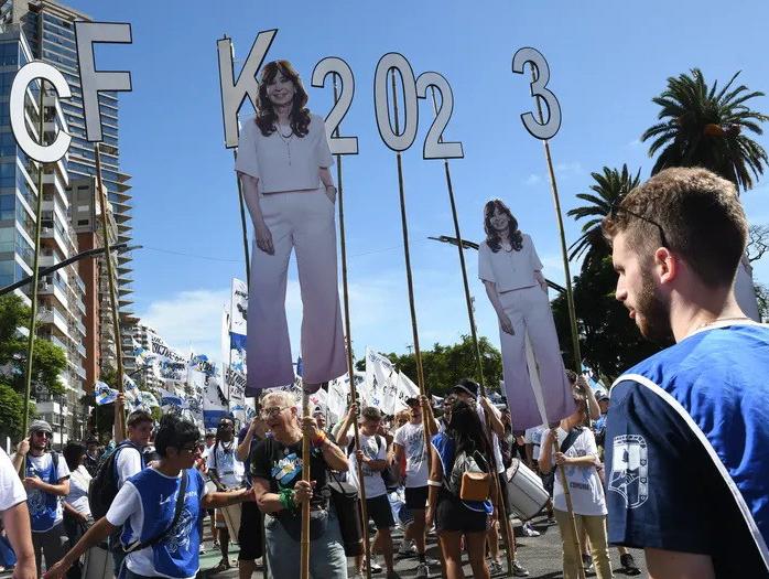 Todas las miradas en Cristina que reaparece justo el día “D” de los K