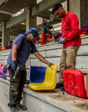 Afuera las butacas y un campo de juego perfecto