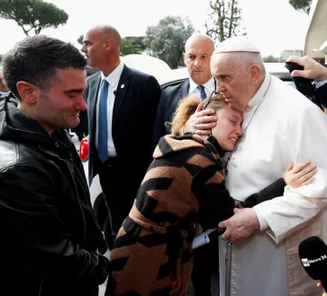 “Todavía estoy vivo”, dijo Francisco tras irse del hospital