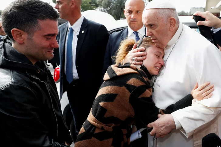 “Todavía estoy vivo”, dijo Francisco tras irse del hospital