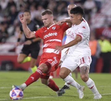 River se sacudió rápido y lidera con firmeza