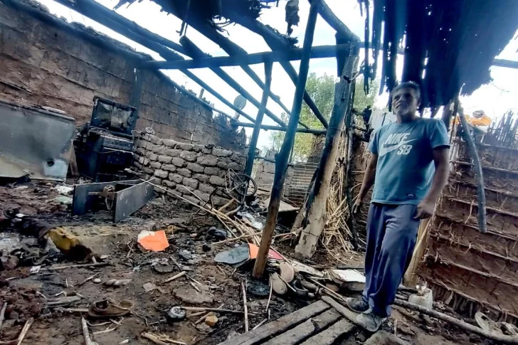 Una familia muy pobre que vivía en un rancho perdió lo poco que tenía en un voraz incendio