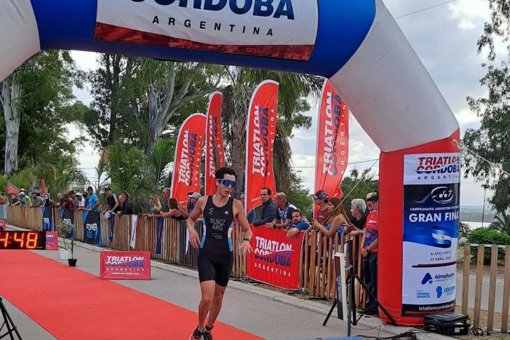 Triatlón: Castañeda campeón