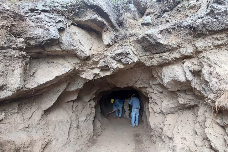 Limpian un túnel para que pase más agua al dique San Agustín