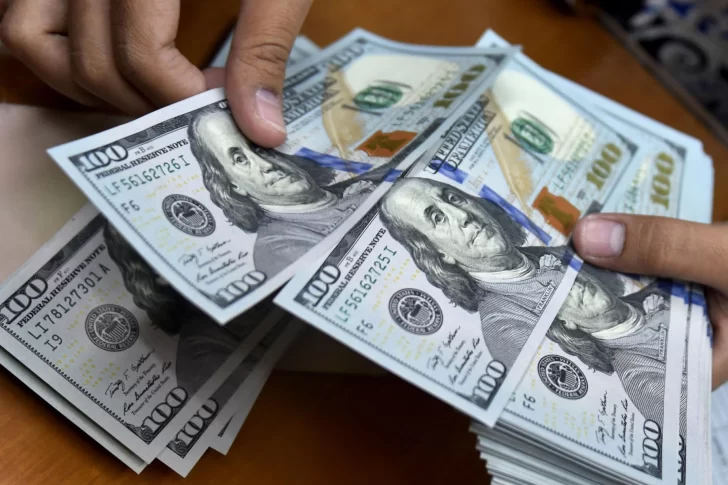 El dólar blue cerró en $495 y en San Juan se negoció en $498