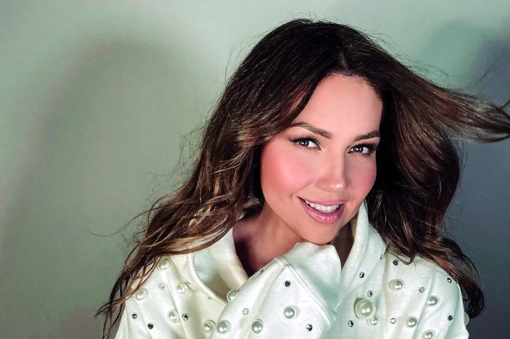 Thalía subió una foto para mostrar su panza chata a los 51 y la criticaron: “Pareces de cera…”