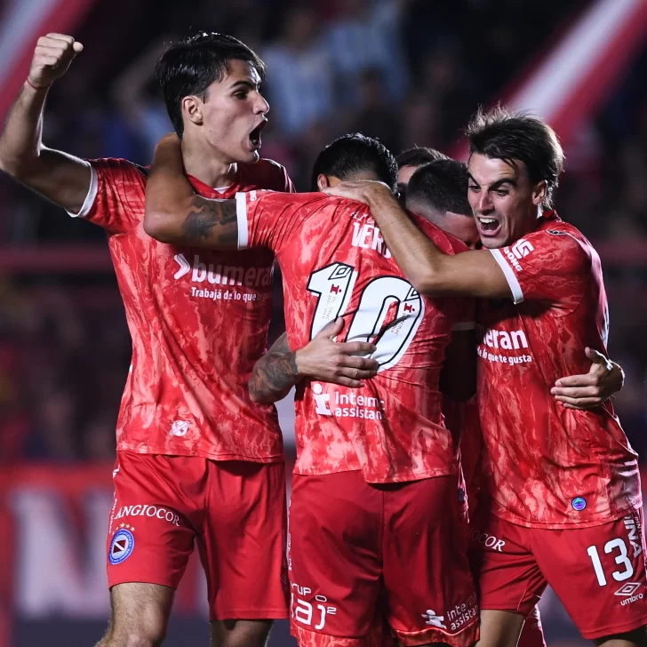 Argentinos ganó en La Paternal en el debut frente a Independiente del Valle