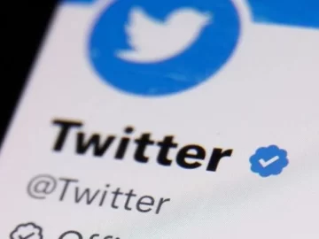 Marcha atrás para algunos: Twitter restablece la insignia azul para medios y famosos