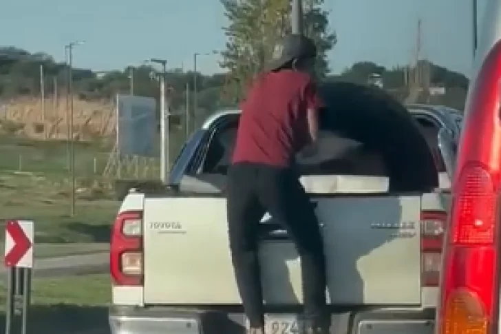 [VIDEO] Las maniobras de un conductor para evitar que le roben en plena calle