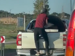 [VIDEO] Las maniobras de un conductor para evitar que le roben en plena calle