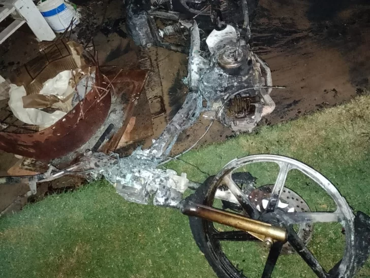 Creen que ladrones intentaron robar una moto y, como no pudieron, la prendieron fuego