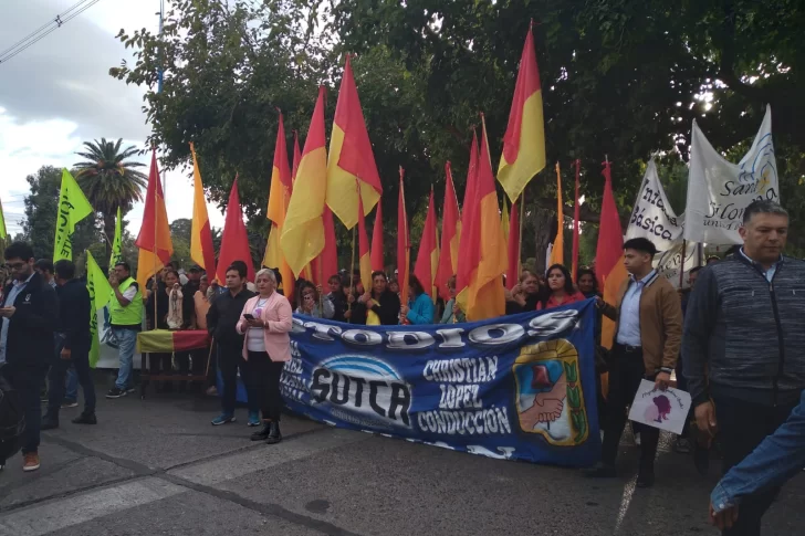 La militancia peronista y afiliados de gremios le hicieron el aguante a Uñac en la Legislatura