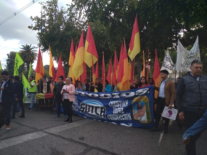 La militancia peronista y afiliados de gremios le hicieron el aguante a Uñac en la Legislatura