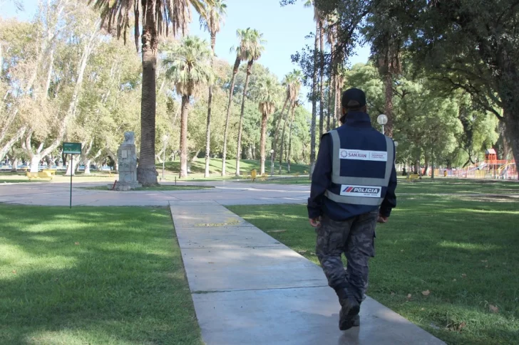 El insólito caso del joven que es detenido todos los domingos en el Parque de Mayo