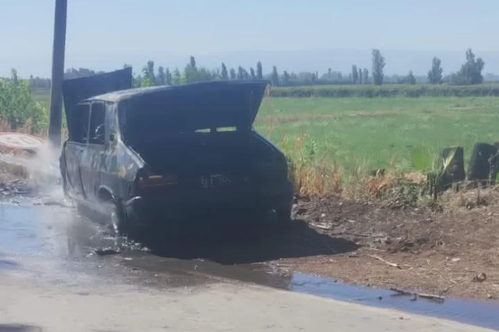 Un fuerte choque frontal dejó un auto incendiado y dos personas heridas