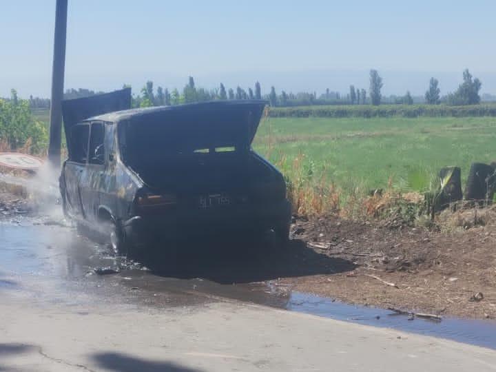 Un fuerte choque frontal dejó un auto incendiado y dos personas heridas