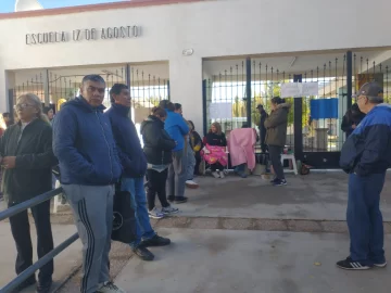 Padres tomaron una escuela en defensa de un docente y en reclamo de cambios en grados