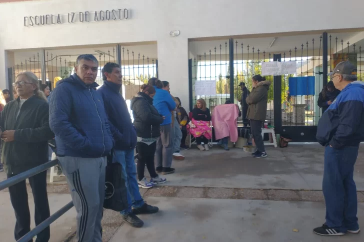 Padres tomaron una escuela en defensa de un docente y en reclamo de cambios en grados