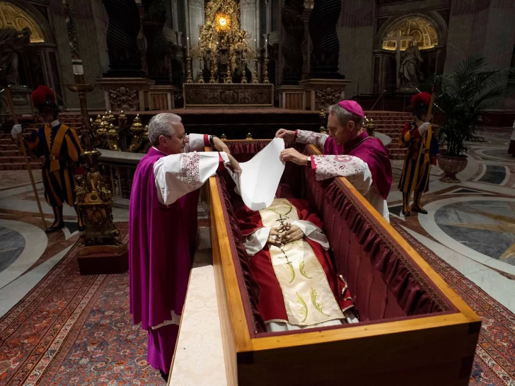 Fieles despiden a Benedicto XVI pidiendo a gritos por su santidad