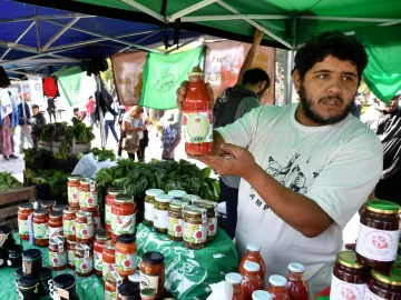 Vino, pasas y aceite de oliva, alcanzados por el dólar agro