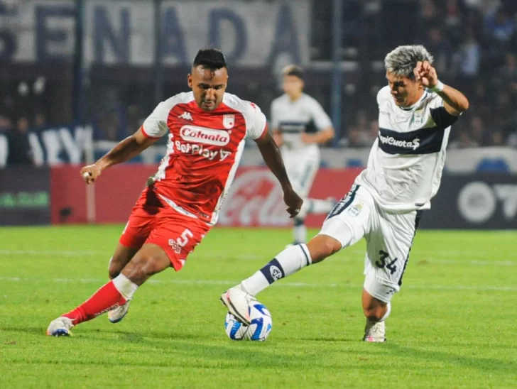 Gimnasia le ganó sobre el final a Independiente Santa Fe y mantiene chances de clasificar