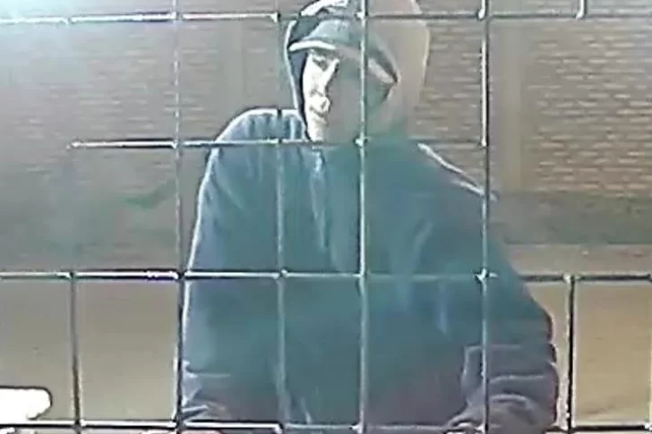El video de la insólita maniobra de un ladrón para robar vino y cigarros de un kiosco