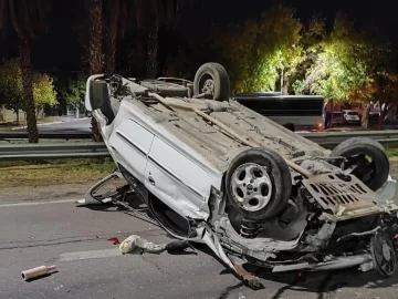 Iba por la Circunvalación, salió despedido del auto en medio de un vuelco y murió