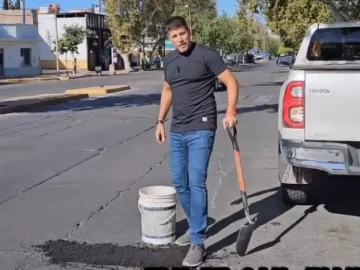 A lo Arnold Schwarzenegger, un candidato a intendente de Capital salió a tapar baches