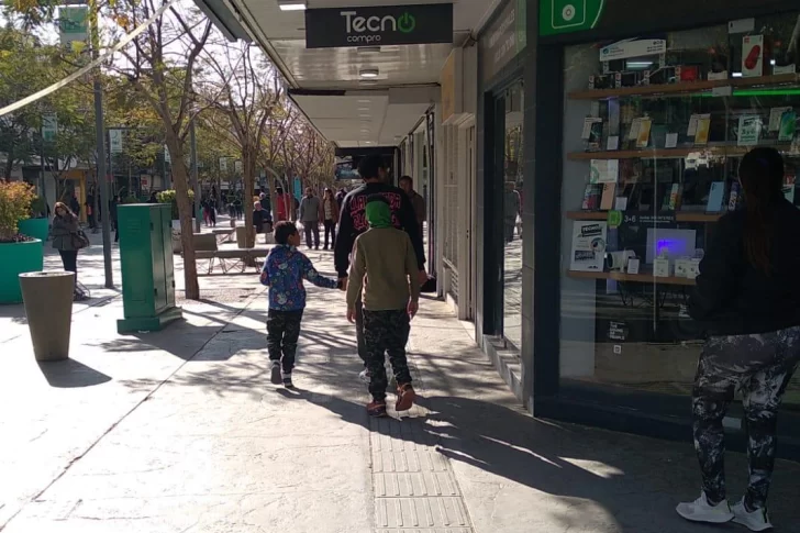 Pese a que el finde XL tuvo un movimiento inusual de turistas, afirman que el comercio local cerrará otro mes con bajas ventas