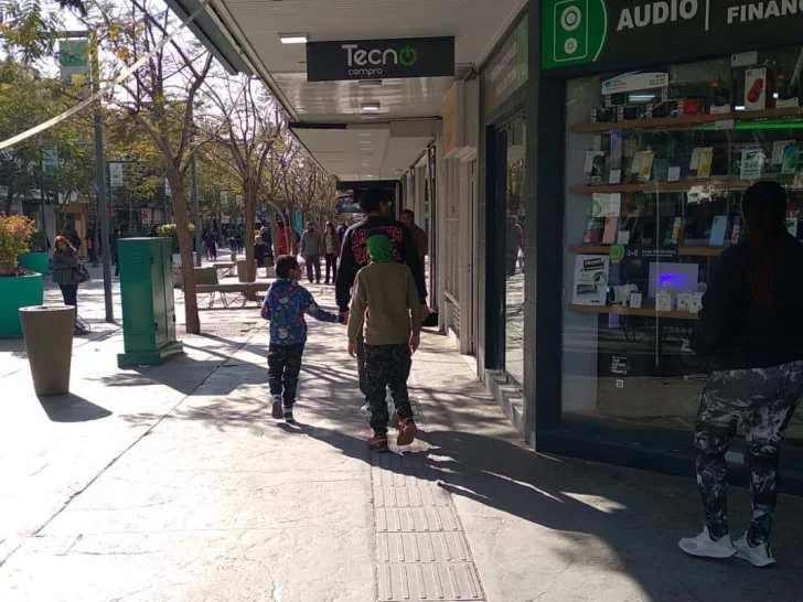 Pese a que el finde XL tuvo un movimiento inusual de turistas, afirman que el comercio local cerrará otro mes con bajas ventas