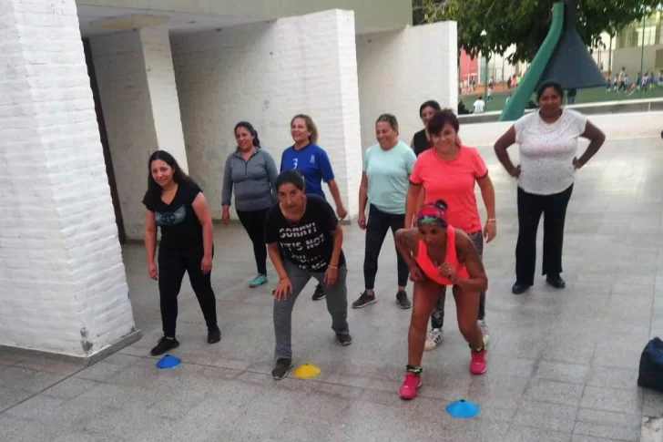 Actividad física gratis para adultos que esperan a sus hijos mientras entrenan