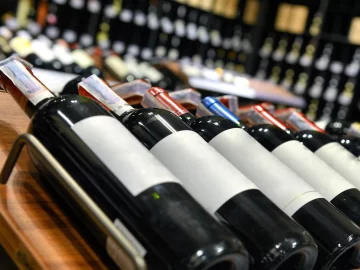 Siguen en caída las salidas de los vinos al exterior