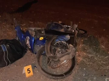 Un hombre murió de un infarto y cayó cuando manejaba su moto