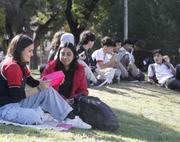 La plaza de la Joroba se convirtió en el gran comedor de los jóvenes