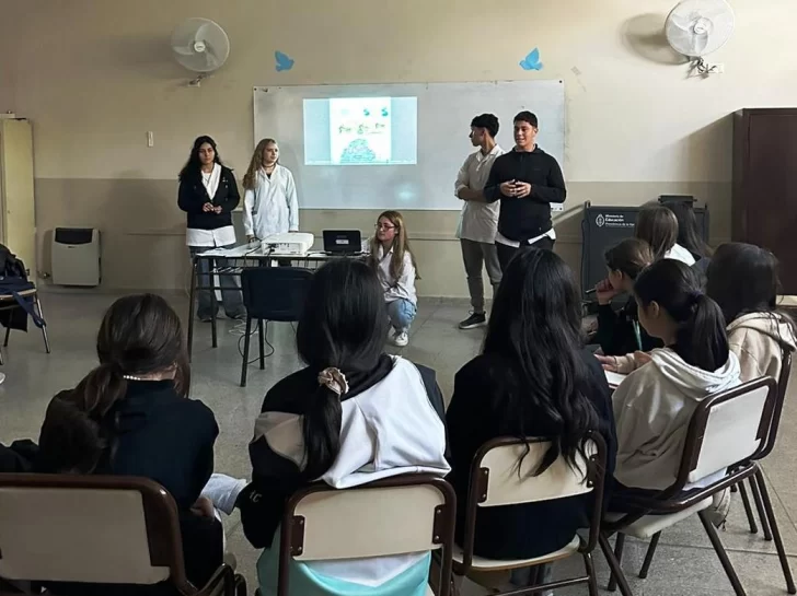 Alumnos del Central visitan escuelas para fomentar la colecta de basura tecnológica