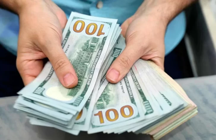 El dólar blue subió casi $10 para terminar el día en $483