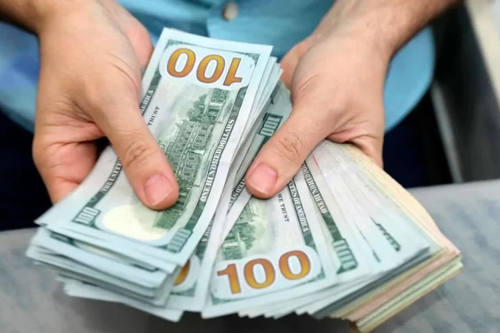 El dólar blue subió casi $10 para terminar el día en $483