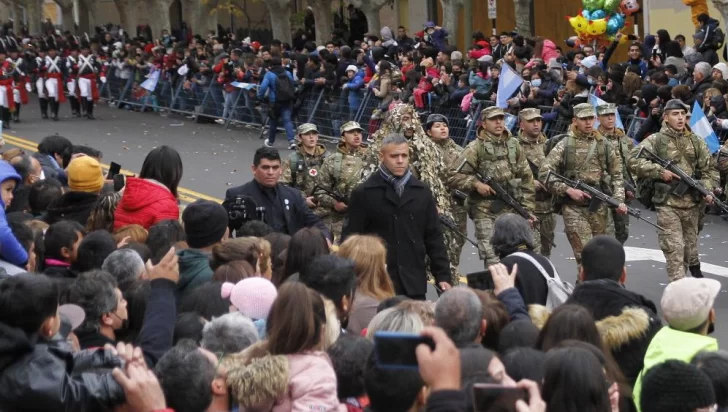 Tras al menos 20 años, el desfile del 25 de mayo sale de la Ciudad