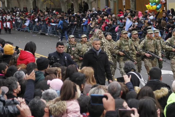 Tras al menos 20 años, el desfile del 25 de mayo sale de la Ciudad