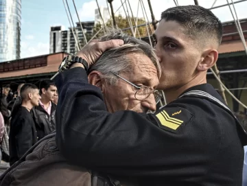 La Fragata Libertad zarpó tras una despedida entre abrazos y banderas