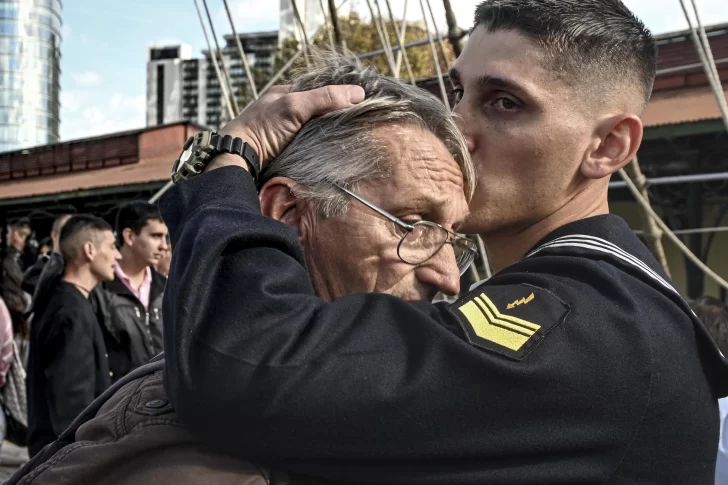 La Fragata Libertad zarpó tras una despedida entre abrazos y banderas