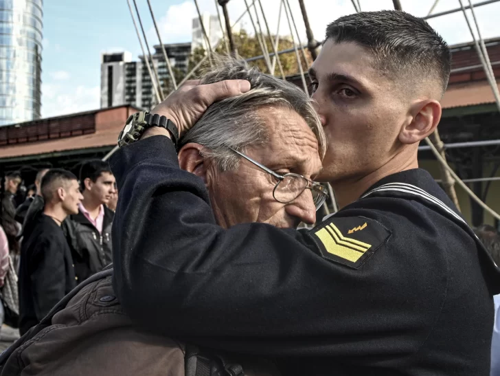 La Fragata Libertad zarpó tras una despedida entre abrazos y banderas